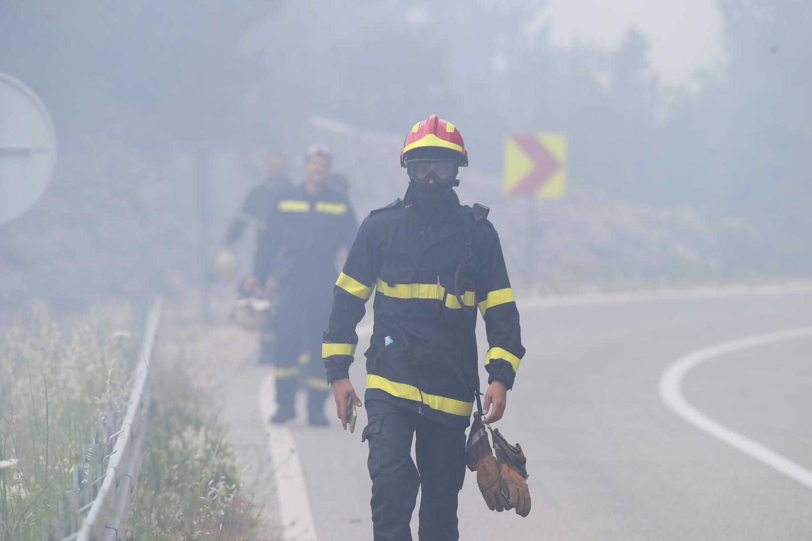 18.06.2017., Podgora - Veliki sumski pozar na padinama Biokova izmedju Gornjih Tucepa i Podgore. Od jutra je zatvoren promet na cestama koje vode u ta mjesta makarskog primorja, a na terenu vatru gase vatrogasci iz Splitsko-dalmatinske zupanije i DIP Sibenik kojima bura stvara problema. Kuce trenutno nisu ugrozene, a vatra se prosirila na Park prirode Biokovo.rPhoto: Ivo Cagalj/PIXSELL