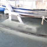 11.02.2012., Premantura - U zaljevu Runke u Premanturi vise brodica i jedan veci gliser te potopljeno je tik uz molo. Nasuprot uvale jedna jedrilica nasukana je na hridi. 