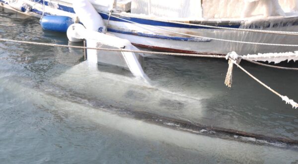 11.02.2012., Premantura - U zaljevu Runke u Premanturi vise brodica i jedan veci gliser te potopljeno je tik uz molo. Nasuprot uvale jedna jedrilica nasukana je na hridi. "nPhoto: Dusko Marusic/PIXSELL