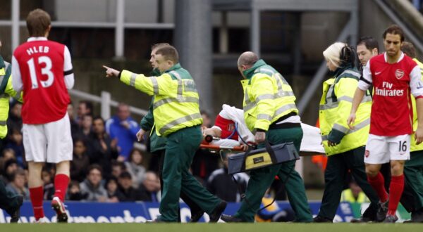 Paramedics stretcher off Arsenal's Eduardo da Silva following a tackle by Birmingham City's Martin Taylor (not pictured) at St. Andrews Stadium in Birmingham on February 23, 2008. Eduardo suffered a broken leg in the tackle early in the game. The game ended 2-2 after an injury time penalty scored by Everton's James McFadden. AFP PHOTO ADRIAN DENNIS 
Mobile and website use of domestic English football pictures are subject to obtaining a Photographic End User Licence from Football DataCo Ltd Tel : +44 (0) 207 864 9121 or e-mail accreditations@football-dataco.com - applies to Premier and Football League matches.,Image: 24388101, License: Rights-managed, Restrictions: Mobile and website use of domestic English football pictures are subject to obtaining a Photographic End User Licence from Football DataCo Ltd Tel : +44 (0) 207 864 9121 or e-mail accreditations@football-dataco.com - applies to Premier and Football League, Model Release: no, Credit line: ADRIAN DENNIS / AFP / Profimedia