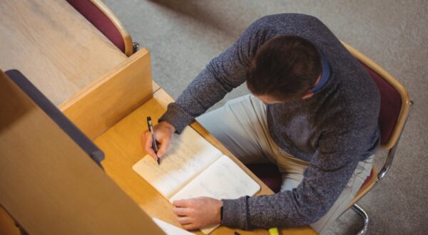 Mature student studying in library at the college,Image: 309161745, License: Rights-managed, Restrictions: , Model Release: yes, Credit line: Wavebreak Media LTD / Wavebreak / Profimedia