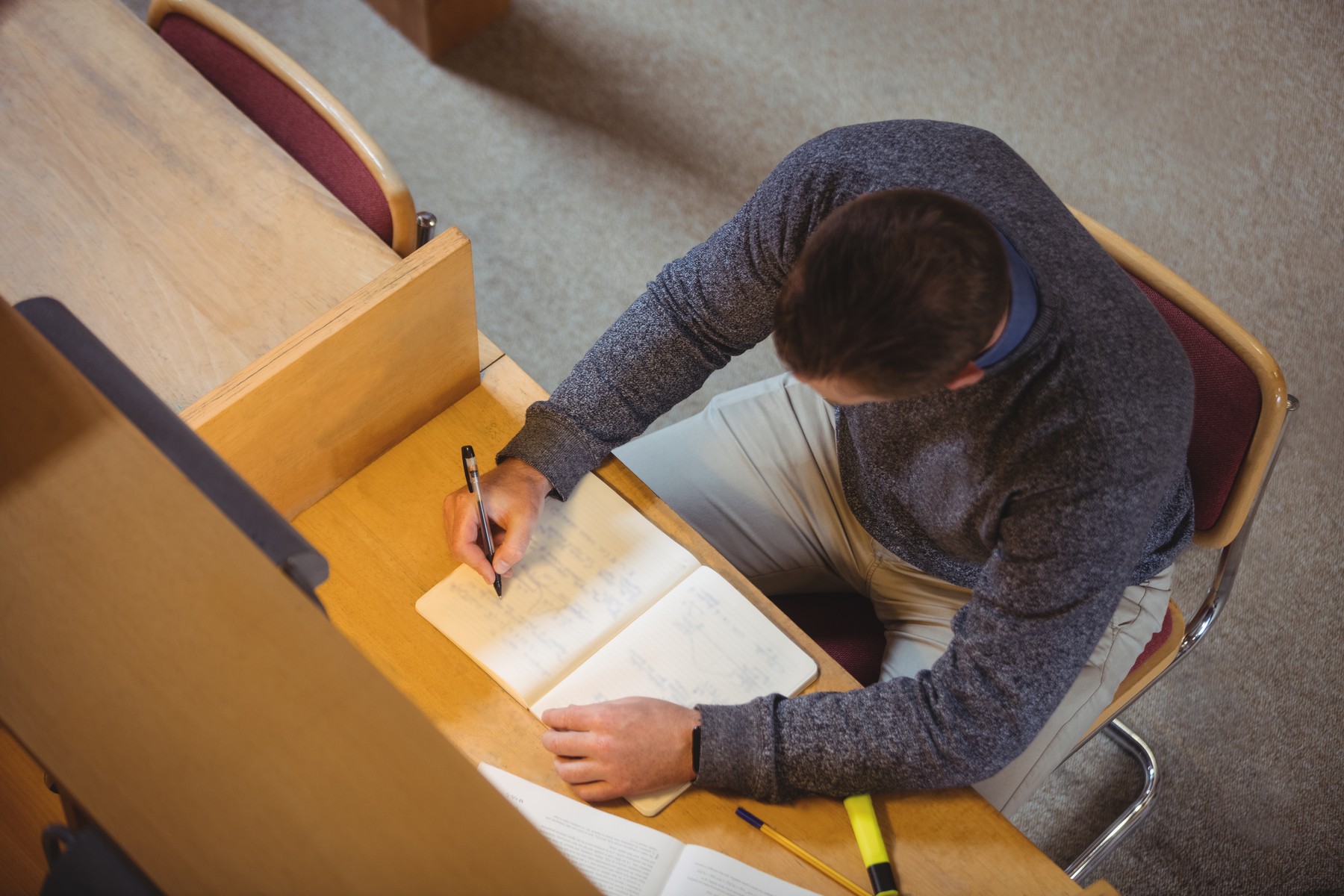 Mature student studying in library at the college,Image: 309161745, License: Rights-managed, Restrictions: , Model Release: yes, Credit line: Wavebreak Media LTD / Wavebreak / Profimedia