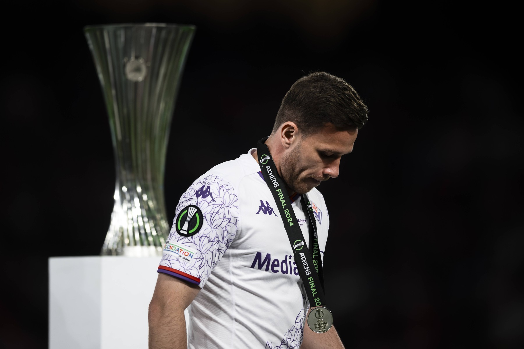 Olympiacos FC v ACF Fiorentina - UEFA Conference League Arthur Melo of ACF Fiorentina looks dejected next to the trophy during the award ceremony following the UEFA Conference League final football match between Olympiacos FC and ACF Fiorentina. Athens Greece Copyright: xNicolňxCampox,Image: 877857693, License: Rights-managed, Restrictions: Credit images as "Profimedia/ IMAGO", Model Release: no, Credit line: IMAGO / imago sportfotodienst / Profimedia