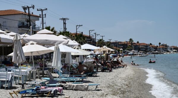 Sunbathers stand in a beach bar in Halkidiki Peninsula, on June 7, 2024. Last year, nearly 33 million people visited Greece, five more than in 2022.
The problem with beaches in Greece is that there are entrepreneurs who, either with a permit or through encroachment, cover parts of the coast with sunbeds, umbrellas, tables and even permanent structures. The "beach towel movement" activists, forced authorities to take a closer look at a widespread practise of illegal beach encroachment by tourism operators.,Image: 883549567, License: Rights-managed, Restrictions: , Model Release: no, Credit line: Sakis MITROLIDIS / AFP / Profimedia
