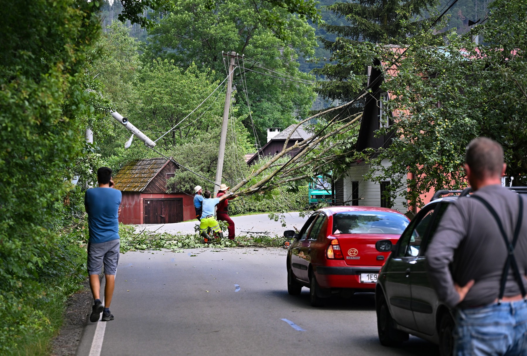 Bouře s přívalovým deštěm způsobila pád několika stromů na elektrické vedení a obytný dům, 28. června 2024, Vír, Žďársko.,Image: 885541052, License: Rights-managed, Restrictions: , Model Release: no, Credit line: Pavlíček Luboš / ČTK / Profimedia