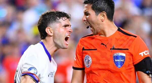 RECORD DATE NOT STATED Copa America USA 2024 United States vs Uruguay Christian Pulisic of USA and referee Kevin Ortega of Pery during the CONMEBOL Copa America 2024 group C match between United States USA and Uruguay, at GEHA Field at Arrowhead Stadium, on July 01, 2024 in Kansas City, Kansas, United States. KANSAS CITY KANSAS UNITED STATES Copyright: xAdrianxMaciasx 20240701220709_CA_GC_2024_USA_URU_PULISIC172,Image: 886482706, License: Rights-managed, Restrictions: PUBLICATIONxNOTxINxMEXxCHNxRUS, Credit images as "Profimedia/ IMAGO", Model Release: no, Credit line: Adrian Macias / imago sportfotodienst / Profimedia
