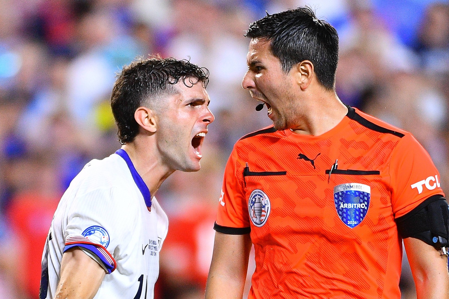 RECORD DATE NOT STATED Copa America USA 2024 United States vs Uruguay Christian Pulisic of USA and referee Kevin Ortega of Pery during the CONMEBOL Copa America 2024 group C match between United States USA and Uruguay, at GEHA Field at Arrowhead Stadium, on July 01, 2024 in Kansas City, Kansas, United States. KANSAS CITY KANSAS UNITED STATES Copyright: xAdrianxMaciasx 20240701220709_CA_GC_2024_USA_URU_PULISIC172,Image: 886482706, License: Rights-managed, Restrictions: PUBLICATIONxNOTxINxMEXxCHNxRUS, Credit images as "Profimedia/ IMAGO", Model Release: no, Credit line: Adrian Macias / imago sportfotodienst / Profimedia