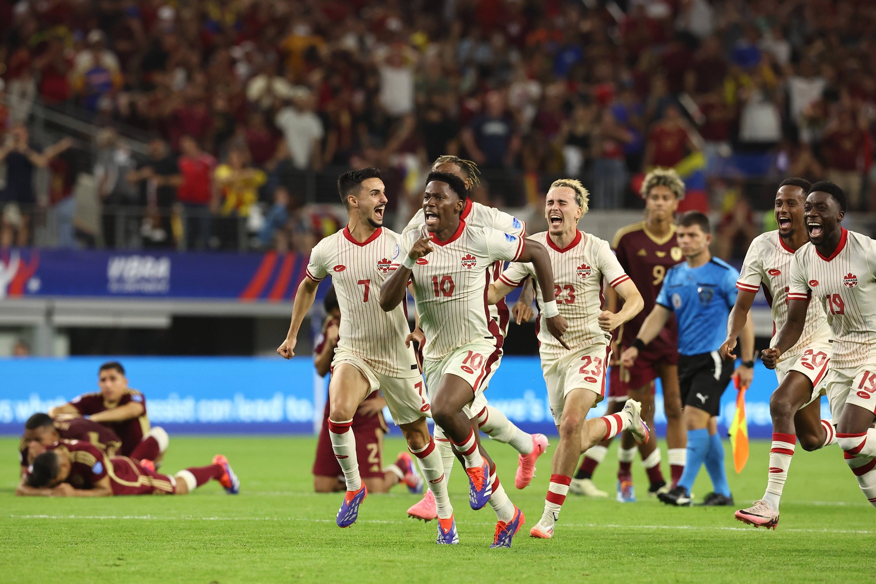 Canada s soccer players celebrate after defeating Venezuela by penalty kick during the Copa AmĂ rica USA 2024 quarterfinal match at AT&T Stadium in Arlington, TX, on July 5, 2024. Canada qualified to face Argentina in semifinals in New Jersey on July 9. ARLINGTON UNITED STATES *** Canada s soccer players celebrate after defeating Venezuela by penalty kick during the Copa AmĂ rica USA 2024 quarterfinal match at AT T Stadium in Arlington, TX, on July 5, 2024 Canada qualified to face Argentina in semifinals in New Jersey on July 9 ARLINGTON UNITED STATES Copyright: xALEJANDROxPAGNIx,Image: 887663343, License: Rights-managed, Restrictions: Credit images as "Profimedia/ IMAGO", Model Release: no, Credit line: ALEJANDRO PAGNI / imago sportfotodienst / Profimedia