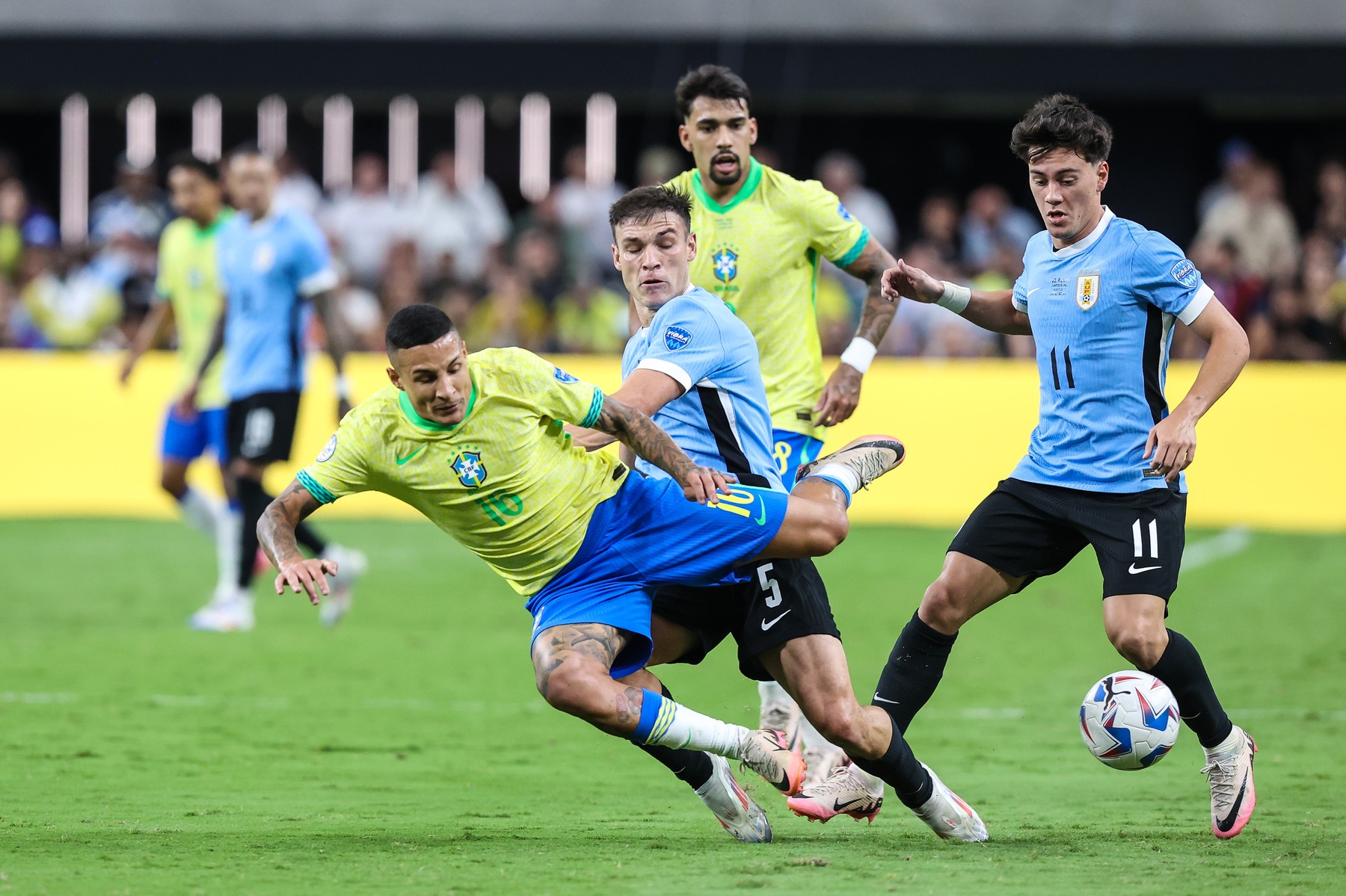 July 06, 2024: Uruguay midfielder Manuel Ugarte (5) and Brazil defender Guilherme Arana (16) challenge each other for the ball during the CONMEBOL Copa America Quarterfinals match at Allegiant Stadium between Uruguay and Brazil on July 06, 2024 in Las Vegas, NV. Christopher Trim/CSM.,Image: 887919597, License: Rights-managed, Restrictions: , Model Release: no, Credit line: Christopher Trim / Zuma Press / Profimedia