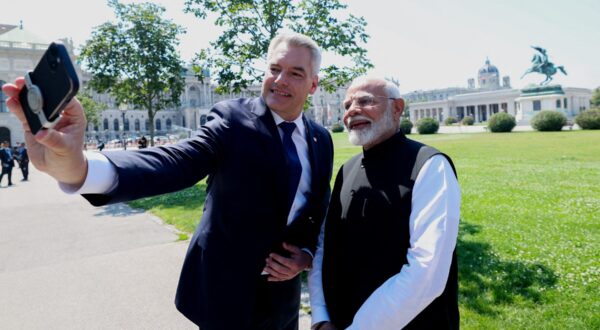 Indijski premijer Narendra Modi i austrijski kancelar Karl Nehammer u Beču