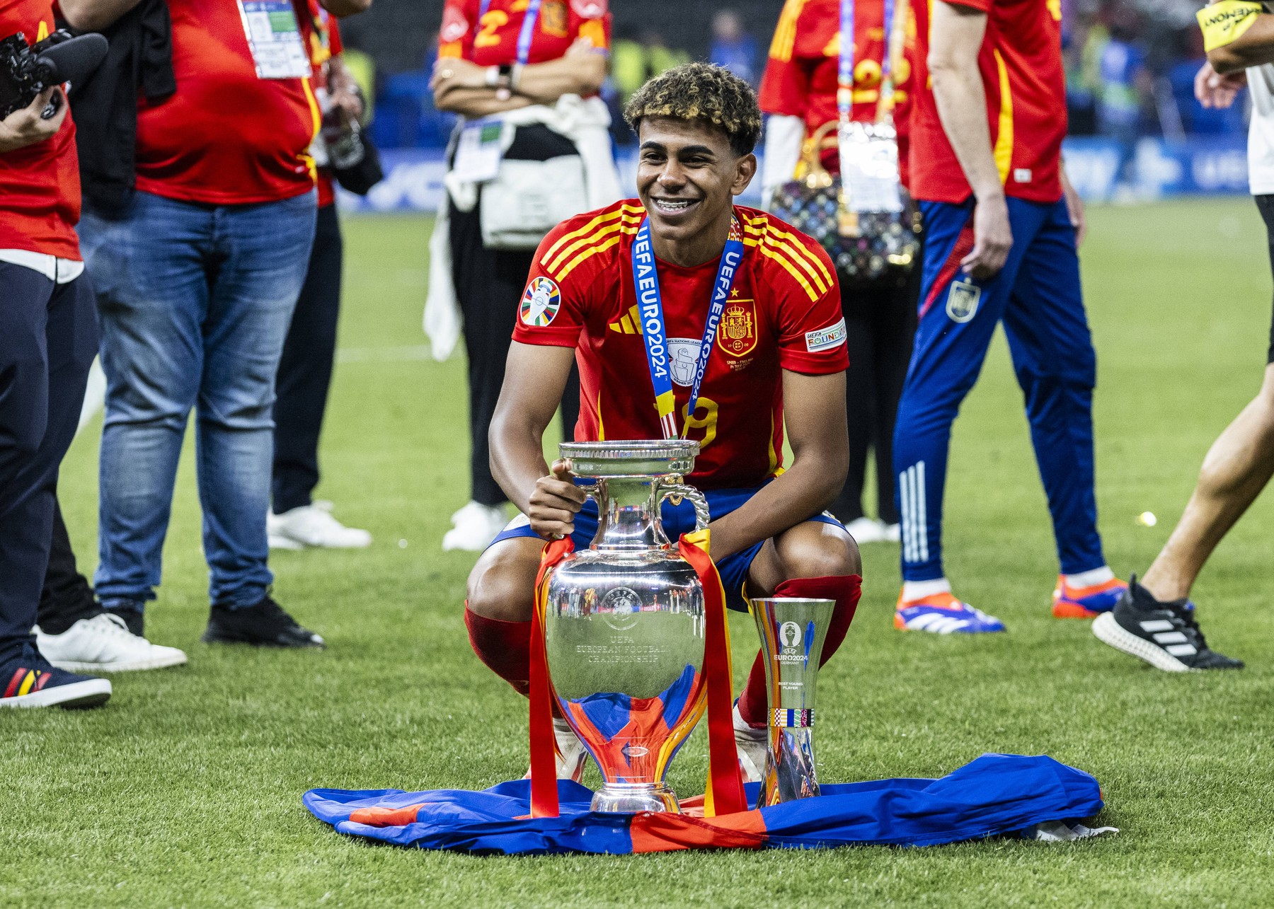 Berlin, Olympiastadion, 14.07.2024: Lamine Yamal of spain wins the young player of the tournament award and celebrates with both trophys after the final match at the UEFA EURO, EM, Europameisterschaft,Fussball 2024 Spain vs. England *** Berlin, Olympiastadion, 14 07 2024 Lamine Yamal of spain wins the young player of the tournament award and celebrates with both trophies after the final match at the Uefa Euro 2024 Spain vs England,Image: 889801498, License: Rights-managed, Restrictions: Credit images as "Profimedia/ IMAGO", Model Release: no, Credit line: Mika Volkmann / imago sportfotodienst / Profimedia