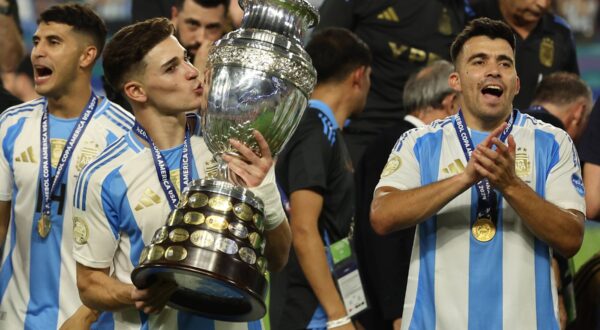 Argentina s forward Julian Alvarez celebrates with the trophy after his team defeating 1-0 to Colombia and winning the Copa AmĂ� rica USA 2024 final match between Argentina and Colombia, at Hard Rock Stadium, on July 14, 2024. MIAMI UNITED STATES *** Argentina s forward Julian Alvarez celebrates with the trophy after his team defeating 1 0 to Colombia and winning the Copa AmĂ� rica USA 2024 final match between Argentina and Colombia, at Hard Rock Stadium, on July 14, 2024 MIAMI UNITED STATES Copyright: xALEJANDROxPAGNIx,Image: 889971023, License: Rights-managed, Restrictions: Credit images as "Profimedia/ IMAGO", Model Release: no, Credit line: ALEJANDRO PAGNI / imago sportfotodienst / Profimedia