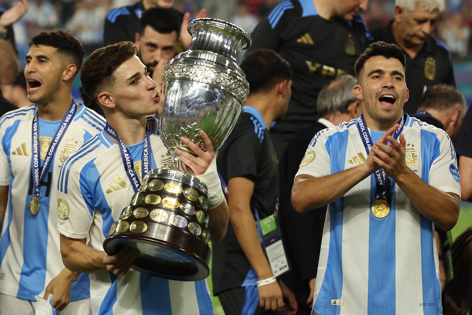 Argentina s forward Julian Alvarez celebrates with the trophy after his team defeating 1-0 to Colombia and winning the Copa AmĂ� rica USA 2024 final match between Argentina and Colombia, at Hard Rock Stadium, on July 14, 2024. MIAMI UNITED STATES *** Argentina s forward Julian Alvarez celebrates with the trophy after his team defeating 1 0 to Colombia and winning the Copa AmĂ� rica USA 2024 final match between Argentina and Colombia, at Hard Rock Stadium, on July 14, 2024 MIAMI UNITED STATES Copyright: xALEJANDROxPAGNIx,Image: 889971023, License: Rights-managed, Restrictions: Credit images as "Profimedia/ IMAGO", Model Release: no, Credit line: ALEJANDRO PAGNI / imago sportfotodienst / Profimedia