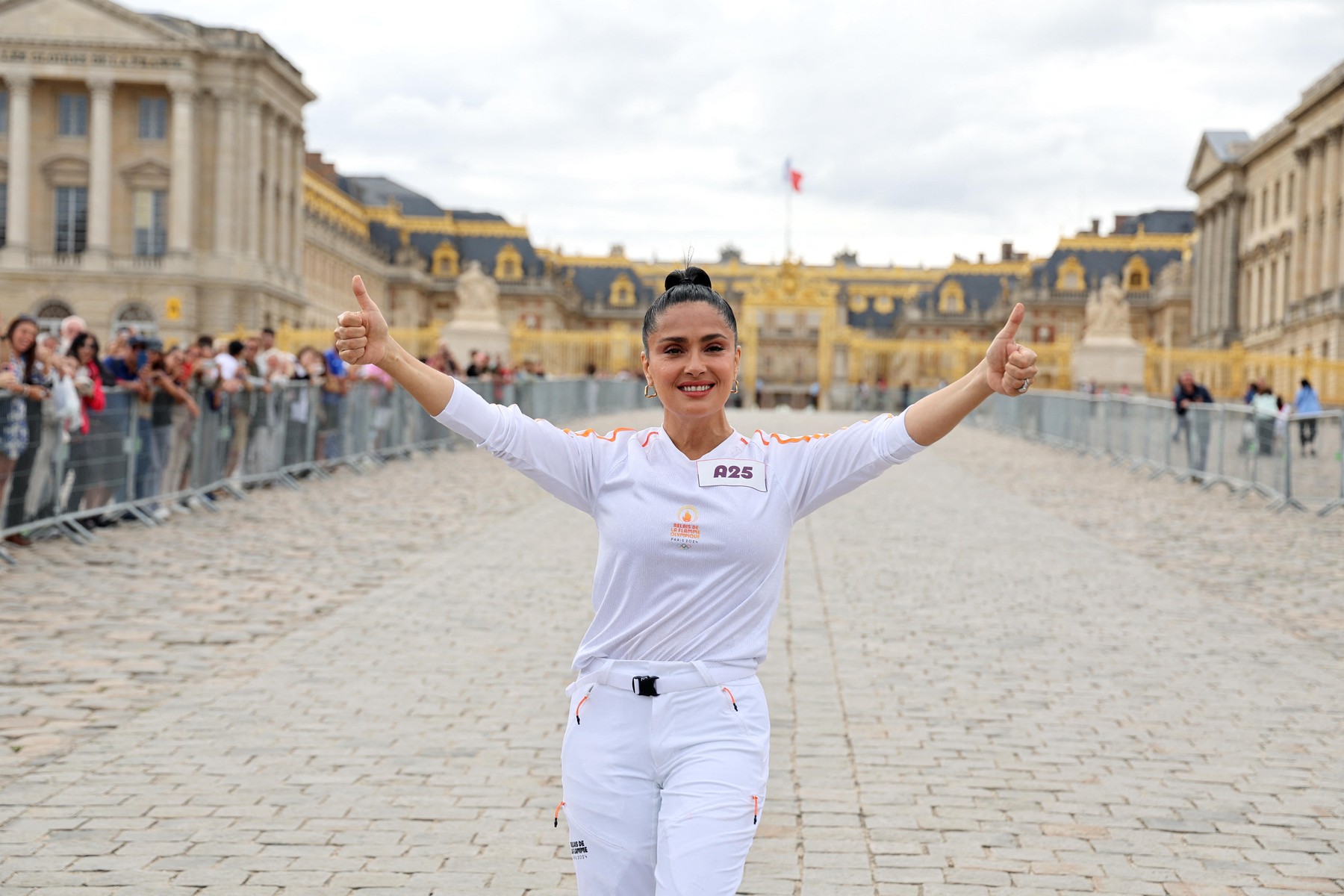 Salma Hayek porteuse de la flamme olympique des Jeux Olympiques de Paris 2024 (JO) au château de Versailles dans les Yvelines, France, le 23 juillet 2024. © Dominique Jacovides/Bestimage Salma Hayek carrying the Olympic flame for the Paris 2024 Olympic Games (Olympics) at the Versailles Palace, Yvelines, France, on July 23, 2024.,Image: 891846093, License: Rights-managed, Restrictions: , Model Release: no, Credit line: DOMINIQUE JACOVIDES / Bestimage / Profimedia