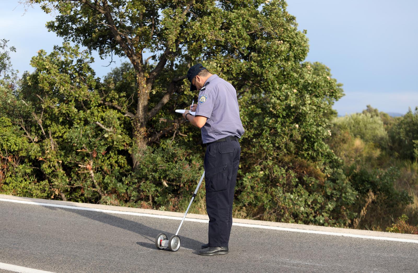 23.08.2022.,Sibenik-Na Jadranskoj magistrali kod skretanja za Bogdanovice dogodila se prometna nesrecau kojoj su sudjelovali osobni automobil i motocikl.Vozac motocikla je prebacen u sibensku bolnicu.Ocrvid je u tijeku a promet se odvija jednom trakom uz regulaciju prometne policijhe.
 Photo: Dusko Jaramaz/PIXSELL