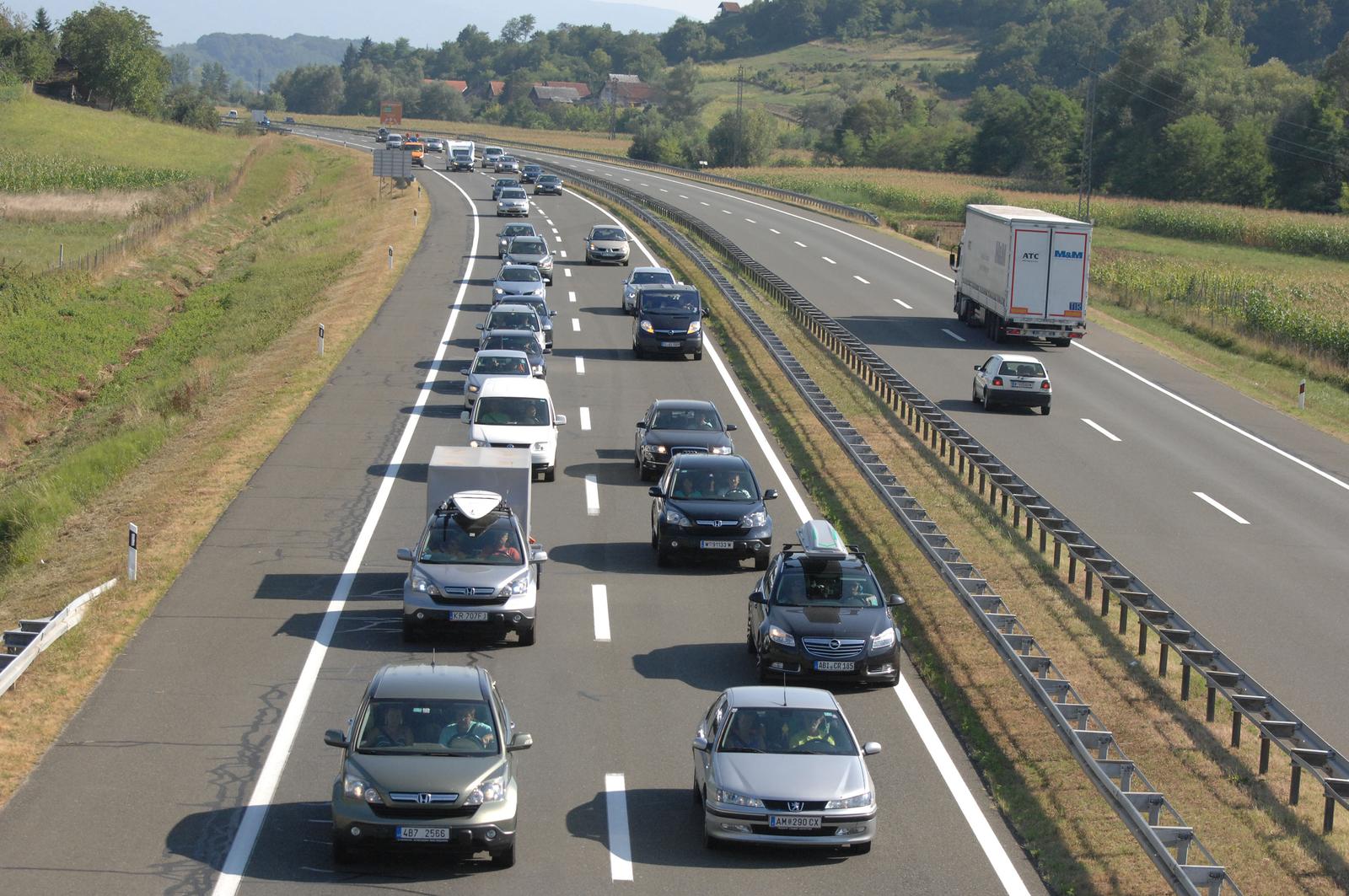 17.08.2013., Krapina - U poslijepodnevnim satima doslo je do stvaranja kilometarskih kolona na autocesti Zagreb-Macelj izmedju cvorova Krapina i Trakoscan u smjeru Slovenije. rPhoto: Matija Topolovec/PIXSELL