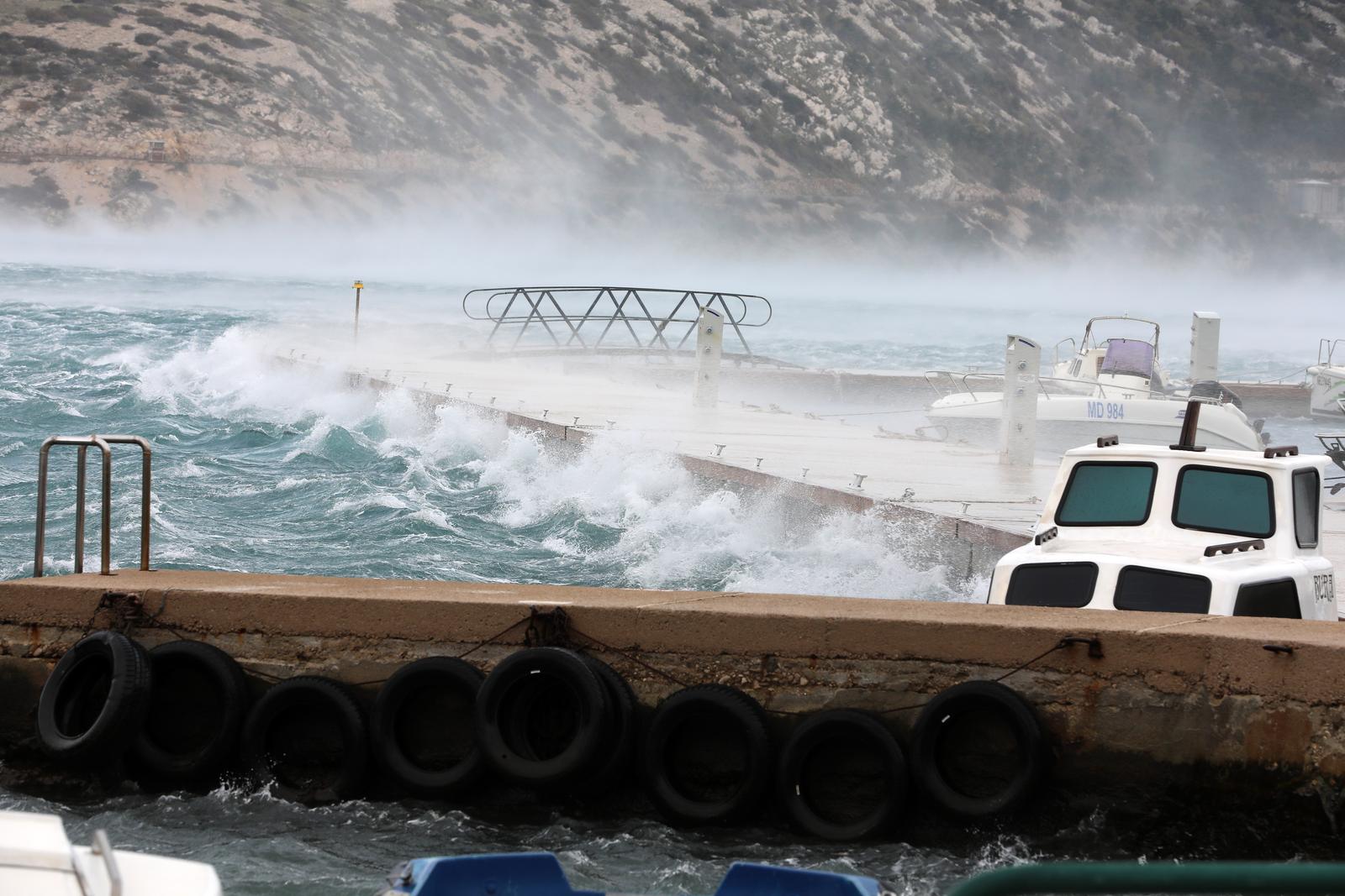 22.11.2023., Rijeka, Bakarac - Zbog olujnog vjetra otezan je promet autocestom Rijeka-Zagreb. Olujni vjetar stvara probleme u bakarskom zaljevu. Photo: Goran Kovacic/PIXSELL