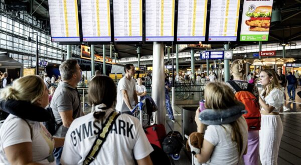 epa11487087 Passengers look at signs displaying departure information at Schiphol Airport, southwest of Amsterdam, in the Netherlands, 19 July 2024. According to the airport's spokesperson, the IT outage has an impact on flights flying from and to Schiphol. Several airports and airlines have reported issues with their IT systems on 19 July, due to a global IT outage.  EPA/SEM VAN DER WAL