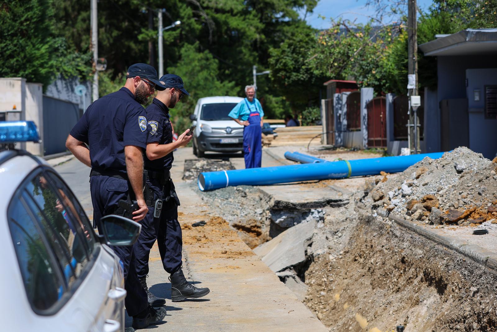 26.07.2024., Zagreb - Sestinski vijenac 60. Vatrogasci su uspjesno spasili i izvukli dvoje radnika na kojih se odlomio komad asfalta. Radnici su radili na sanaciji cijevi i izvan zivotne su opasnosti. Photo: Sanjin Strukic/PIXSELL