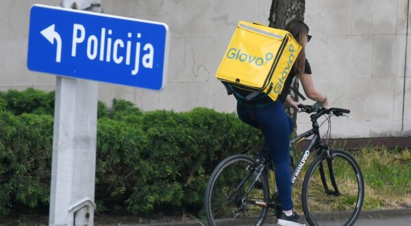19.05.2020., Sisak - Vec nekoliko dana na gradskim ulicama mogu se vidjeti dostavljaci aplikacije Glovo.rPhoto: Nikola Cutuk/PIXSELL
