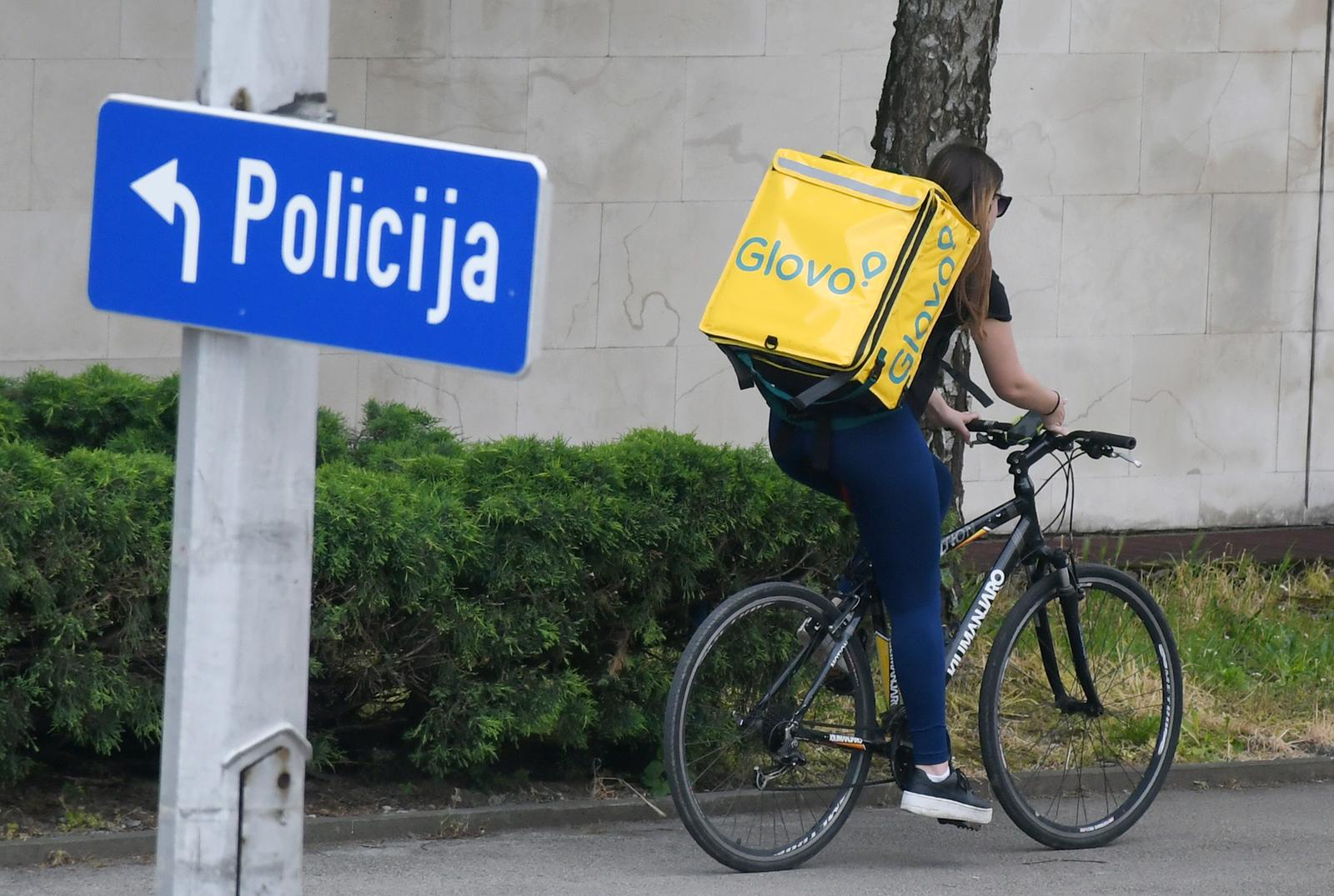 19.05.2020., Sisak - Vec nekoliko dana na gradskim ulicama mogu se vidjeti dostavljaci aplikacije Glovo.rPhoto: Nikola Cutuk/PIXSELL