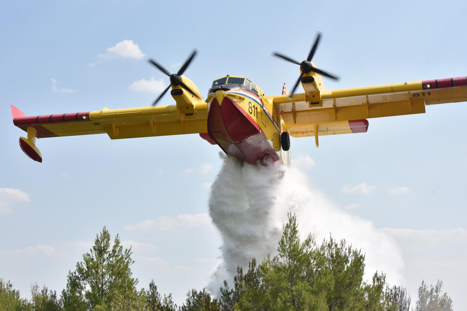 14.09.2020., Skradin - Na podrucju Skradina izbio pozar koji su uz kopnene snage gasili i kanaderi.rPhoto: Hrvoje Jelavic/PIXSELL