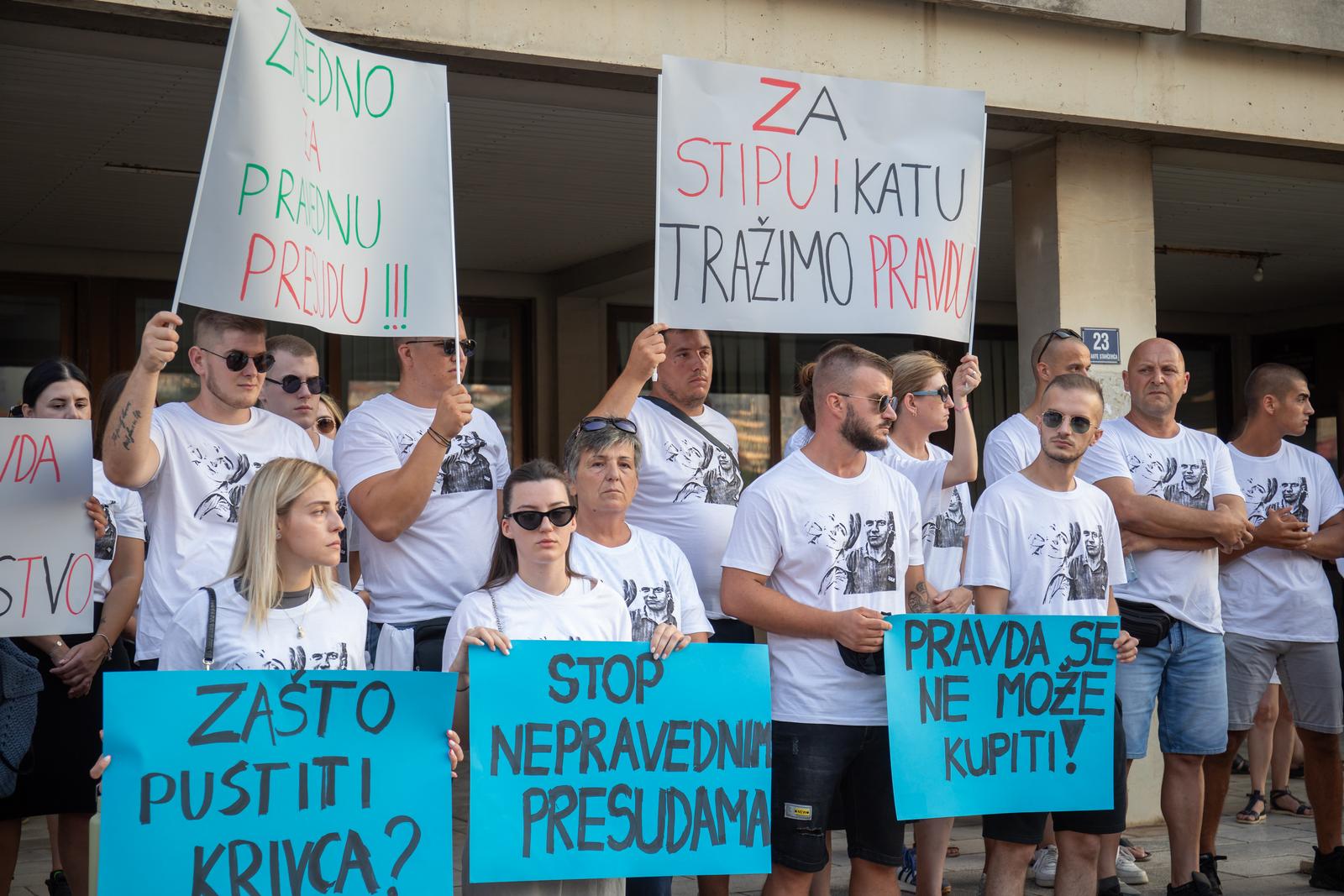 20.07.2024., Zgrada Opcinskog suda, Dubrovnik - Mirni prosvjed odrzan  ispred zgrade Suda u Dubrovniku, zbog mogucnosti pustanja albanske vozacice Klevise Ymeri da se brani sa slobode.  Photo: Grgo Jelavic/PIXSELL