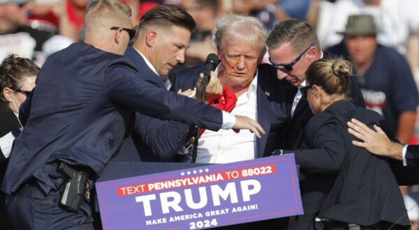 epa11476747 Former US President Donald Trump is rushed off stage by secret service after an incident during a campaign rally at the Butler Farm Show Inc. in Butler, Pennsylvania, USA, 13 July 2024.  EPA/DAVID MAXWELL