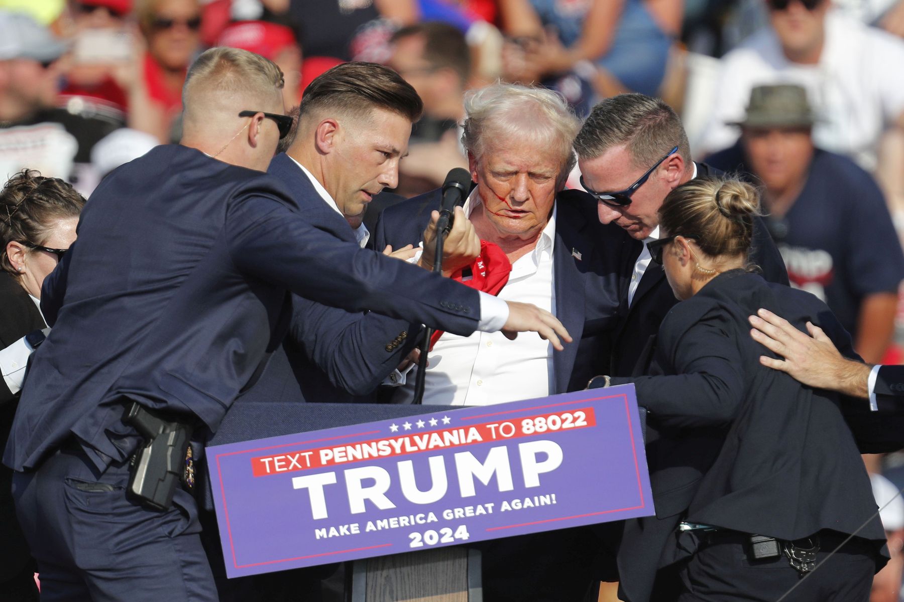 epa11476747 Former US President Donald Trump is rushed off stage by secret service after an incident during a campaign rally at the Butler Farm Show Inc. in Butler, Pennsylvania, USA, 13 July 2024.  EPA/DAVID MAXWELL