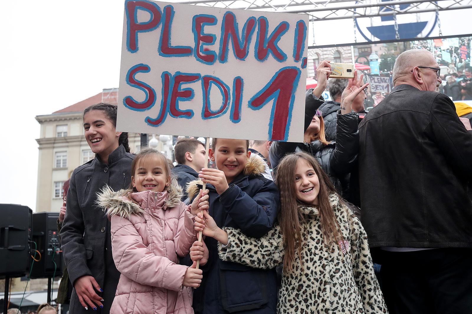 25.11.2019., Zagreb - Prosvjed prosvjetnih radnika pod nazivom Hrvatska mora bolje koji strajkaju vec gotovo mjesec dana zahtijevajuci povecanje placa uciteljima i nastavnicima. Glavni zahtjev strajkasa je povecanje koeficijenata slozenosti posla za 6,11 posto. rPhoto: Goran Stanzl/PIXSELL