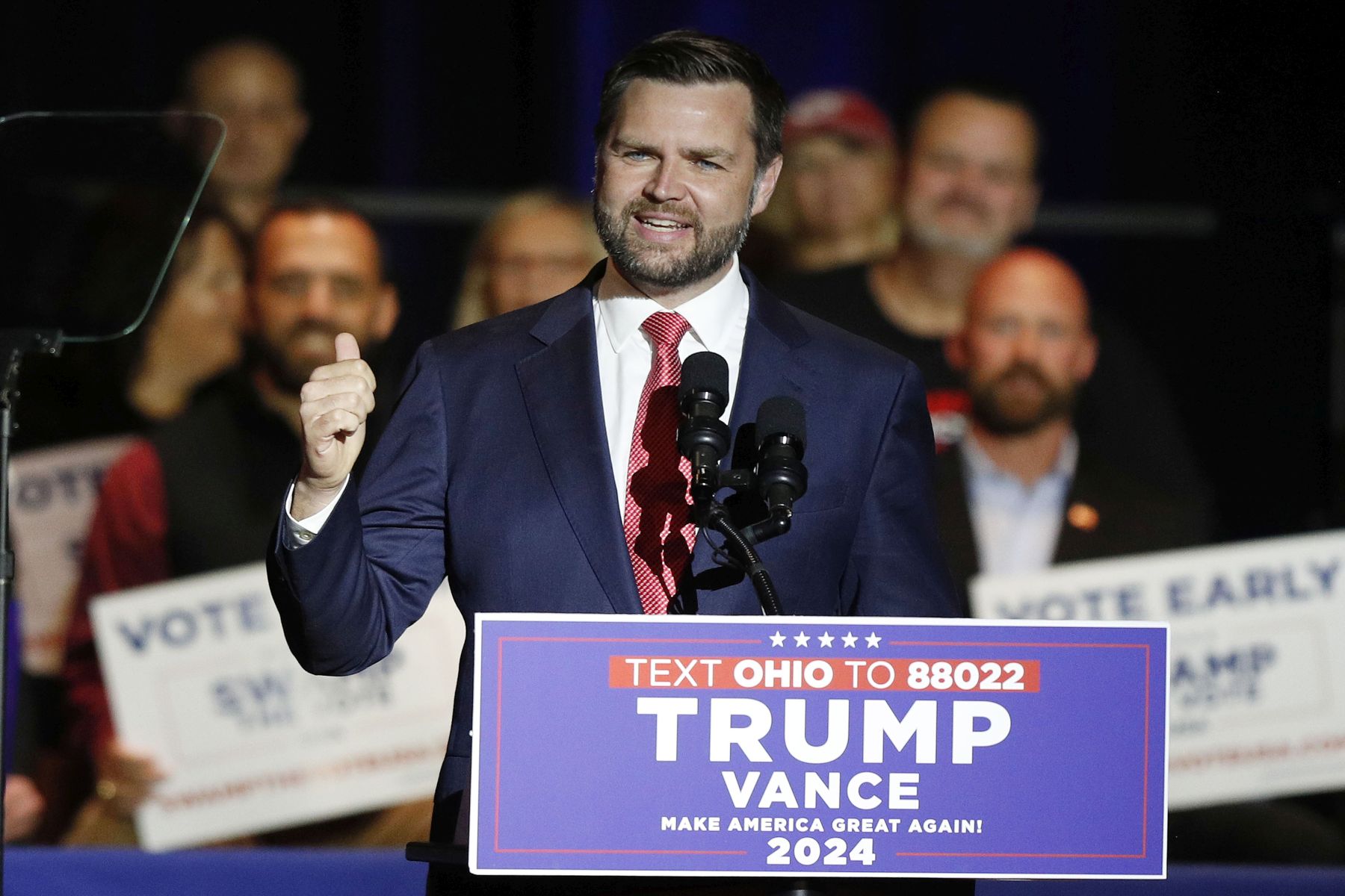 epa11491850 Former US president Donald Trump's running mate, Ohio republican senator and vice presidential candidate J.D. Vance campaigns at Middletown High School in his hometown, Middletown, Ohio, USA, 22 July 2024.  EPA/DAVID MAXWELL