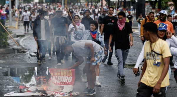 epa11507583 People walk the streets during a protest against the results of the presidential elections, in Caracas,Venezuela, 29 July 2024. According to the first report from the National Electoral Council (CNE), Maduro was re-elected for a third consecutive term in the elections held on 28 July, in which he obtained 51.2 percent of the votes (5,150,092 votes), while the standard-bearer of the majority opposition, Edmundo Gonzalez Urrutia, obtained 4,445,978 votes, which represents 44.2 percent of the votes. The opposition is calling for the release of the full vote count.  EPA/Henry Chirinos