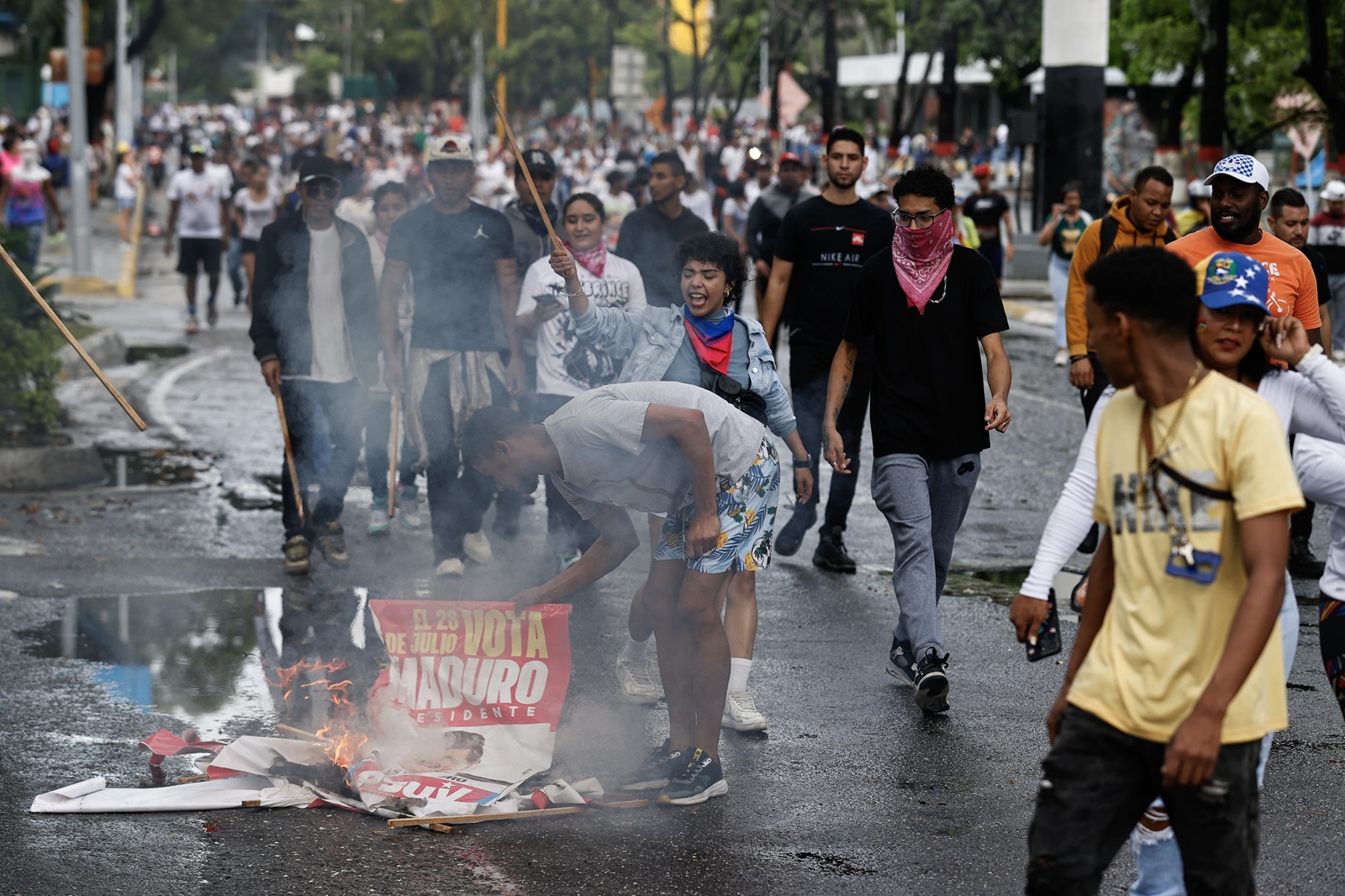 epa11507583 People walk the streets during a protest against the results of the presidential elections, in Caracas,Venezuela, 29 July 2024. According to the first report from the National Electoral Council (CNE), Maduro was re-elected for a third consecutive term in the elections held on 28 July, in which he obtained 51.2 percent of the votes (5,150,092 votes), while the standard-bearer of the majority opposition, Edmundo Gonzalez Urrutia, obtained 4,445,978 votes, which represents 44.2 percent of the votes. The opposition is calling for the release of the full vote count.  EPA/Henry Chirinos