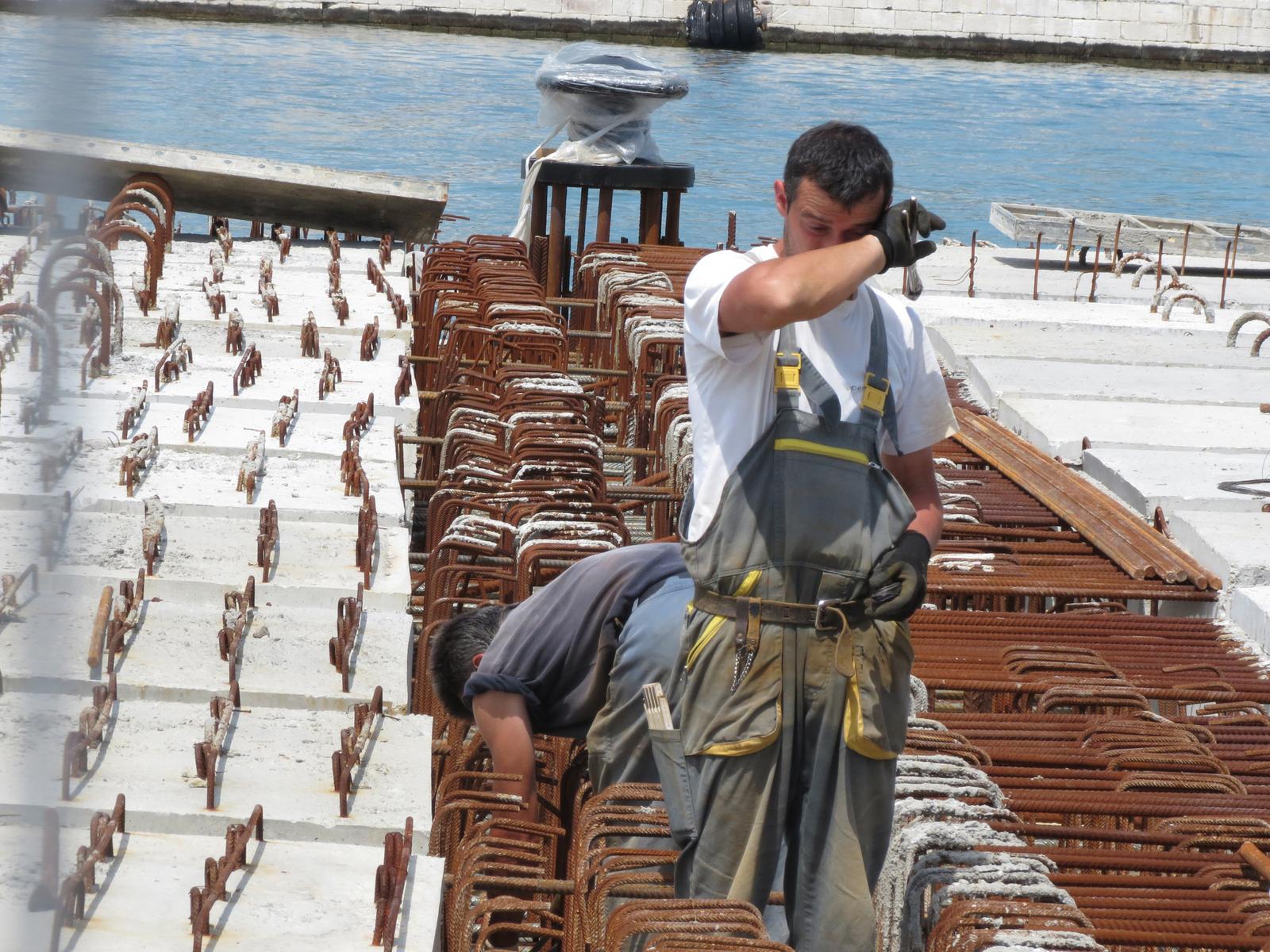 10.05.2013., Split - S vrucinama dolaze i poteskoce za radnike koji rade na otvorenom. Armiracima na gradilistu sanacije vezova u splitskoj luci nema druge nego nadati se sto skorijem zavrsetku, dok vrucine ne budu jos vece. rPhoto: Ivo Cagalj/PIXSELL