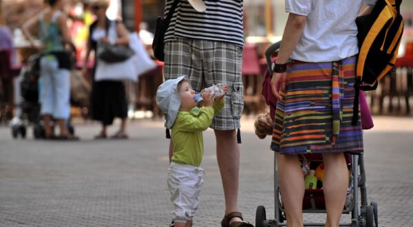 21.06.2012., Zagreb -  Visoke temperature gradjani lakse podnose hodajuci hladom i ispijajuci sto vise hladne tekucine. "nPhoto: Marko Lukunic/PIXSELL