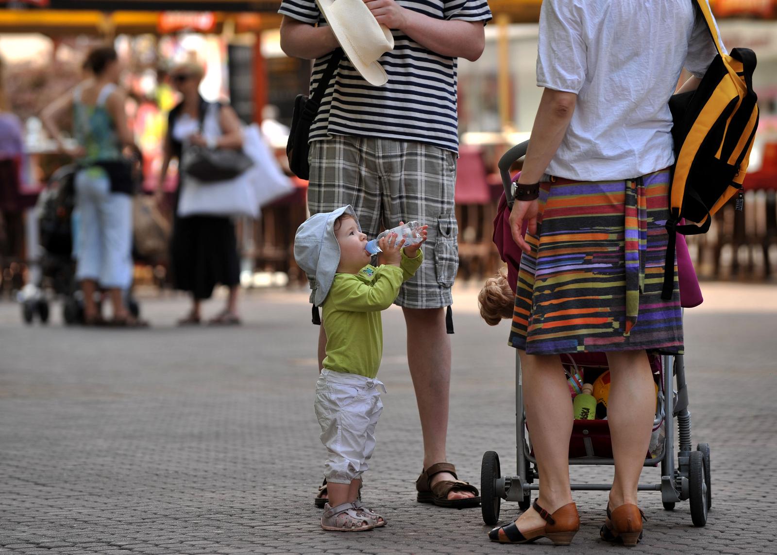 21.06.2012., Zagreb -  Visoke temperature gradjani lakse podnose hodajuci hladom i ispijajuci sto vise hladne tekucine. "nPhoto: Marko Lukunic/PIXSELL