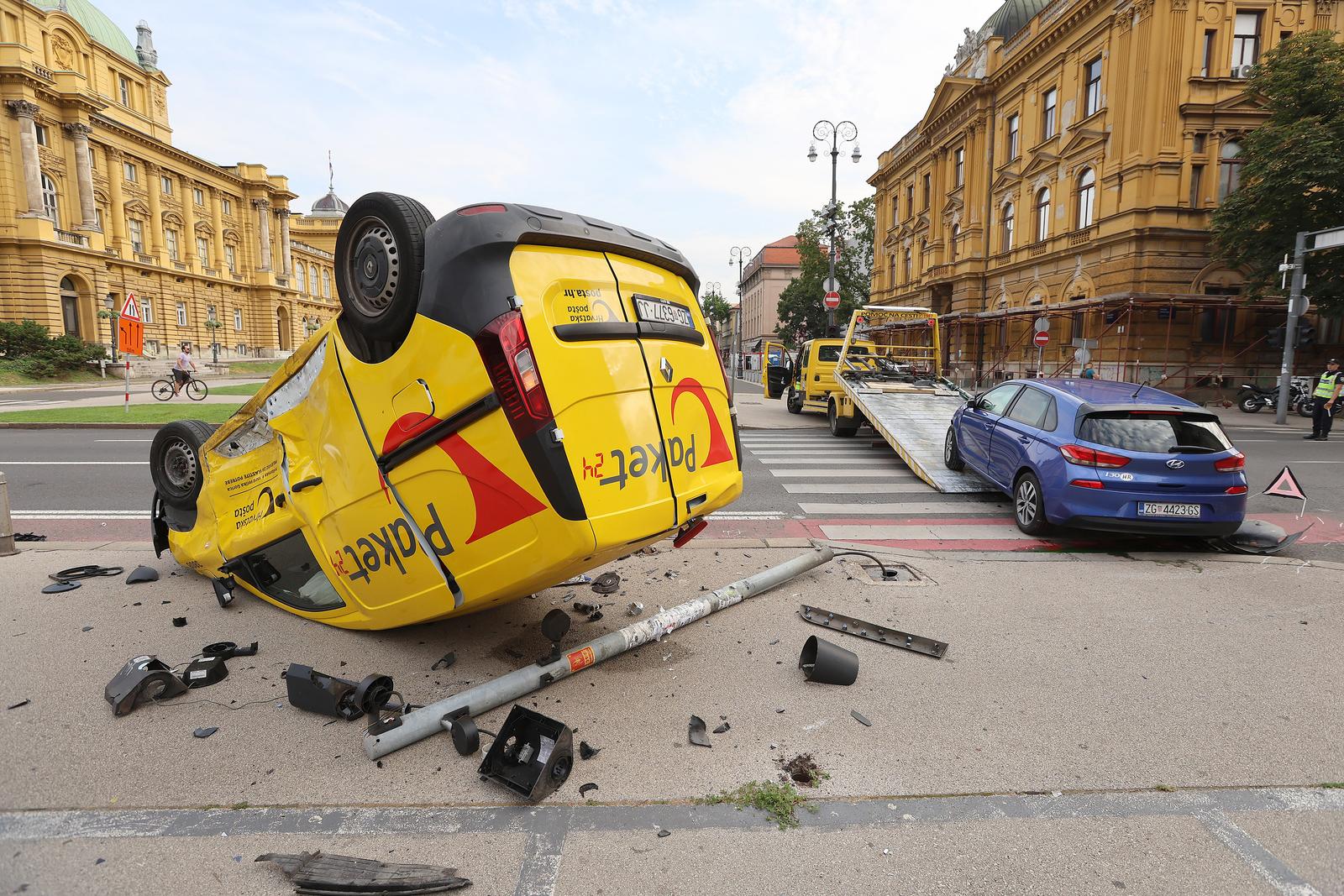 22.07.2024., Zagreb -  U teskom sudaru dva vozila koji se jutros dogodio kod HNK, postanski kombi zavrsio je na krovu. Photo: Patrik Macek/PIXSELL