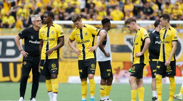 Young Boys - FC Sion Joel Monteiro, Cedric Itten und Lukasz Lakomy 21.07.2024 Wankdorf Stadion Bern, SCHWEIZ, Herren Fussball Super League Saison 2024 2025 1.Spieltag BSC Young Boys Bern - FC Sion vl. Assistent Zoltan Kadar, Joel Monteiro, Cedric Itten, Lukasz Lakomy und Sandro Lauper