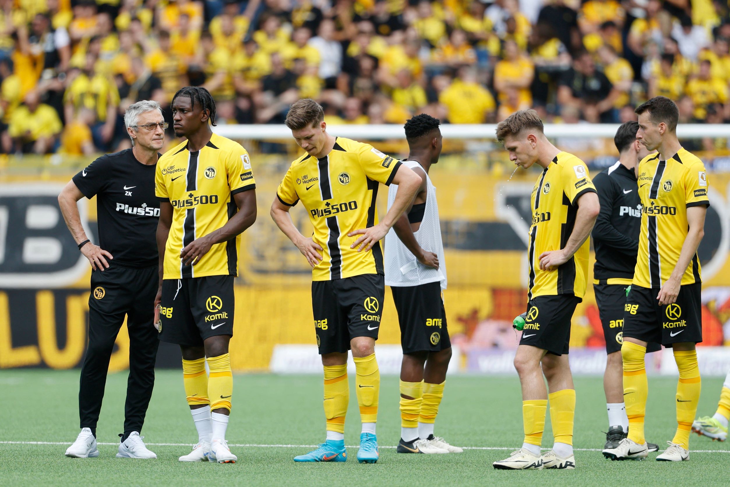 Young Boys - FC Sion Joel Monteiro, Cedric Itten und Lukasz Lakomy 21.07.2024 Wankdorf Stadion Bern, SCHWEIZ, Herren Fussball Super League Saison 2024 2025 1.Spieltag BSC Young Boys Bern - FC Sion vl. Assistent Zoltan Kadar, Joel Monteiro, Cedric Itten, Lukasz Lakomy und Sandro Lauper