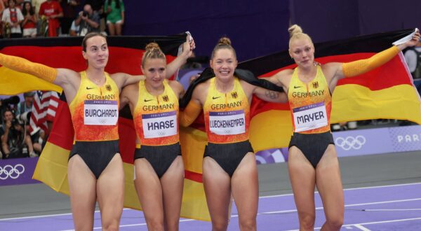 Track and Field, Stade de France Paris, 4x100m Staffellauf Frauen , Alexandra Burghardt, Rebekka Haase, Gina Lückenkemper, Lisa Mayer, alle Deutschland, *** Olympic Games Paris 2024