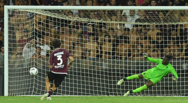 Domagoj Bradaric of US Salernitana 1919 converts the decisive penalty kick during the Soccer Italian Cup Freccia Rossa between US Salernitana 1919 vs Spezia Calcio at Arechi Stadium PUBLICATIONxNOTxINxITA Copyright: xAgostinoxGemito/IPAxSportx/xipa-x/xx IPA_48795568 IPA_Agency_IPA48795568