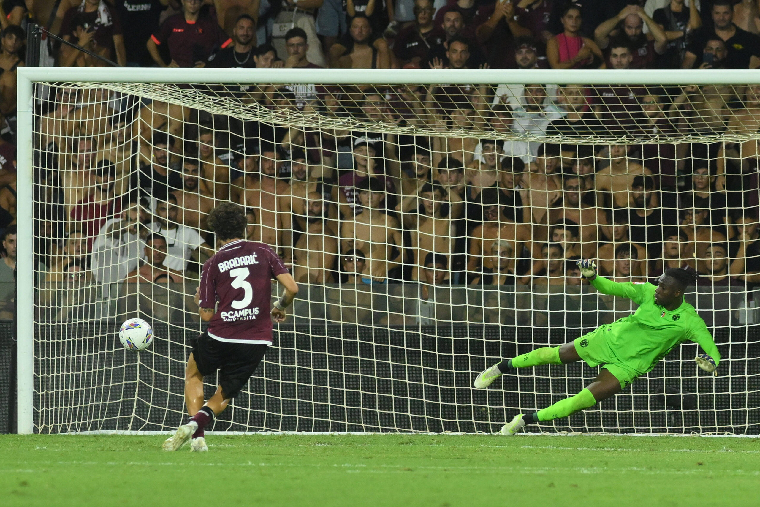 Domagoj Bradaric of US Salernitana 1919 converts the decisive penalty kick during the Soccer Italian Cup Freccia Rossa between US Salernitana 1919 vs Spezia Calcio at Arechi Stadium PUBLICATIONxNOTxINxITA Copyright: xAgostinoxGemito/IPAxSportx/xipa-x/xx IPA_48795568 IPA_Agency_IPA48795568