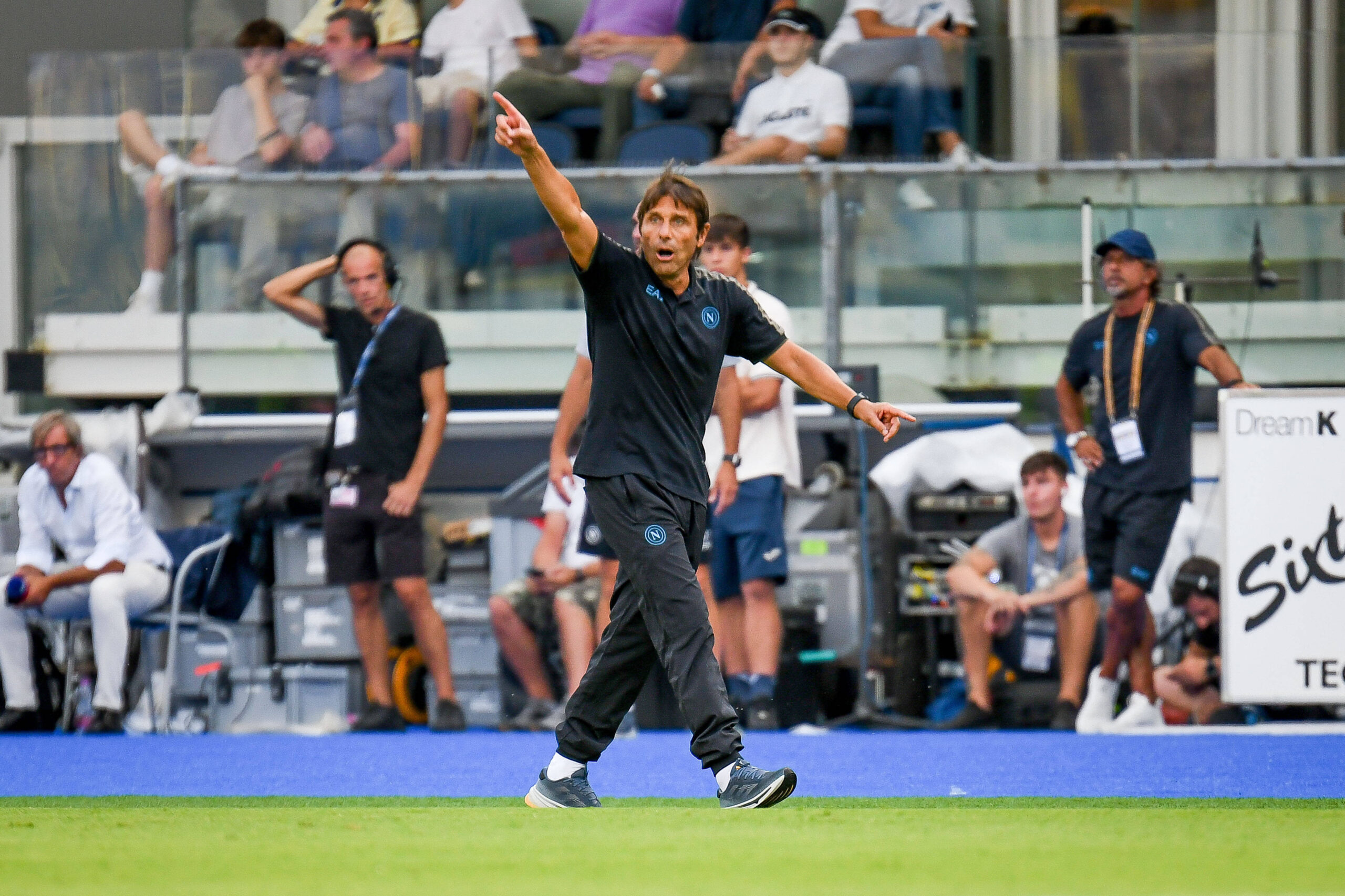 Napoli s Head Coach Antonio Conte gestures during Hellas Verona FC vs SSC Napoli, Italian soccer Serie A match in Verona, Italy, August 18 2024 PUBLICATIONxNOTxINxITA Copyright: xEttorexGriffoni/IPAxSportx/xipa-x/xx IPA_48915334 IPA_Agency_IPA48915334