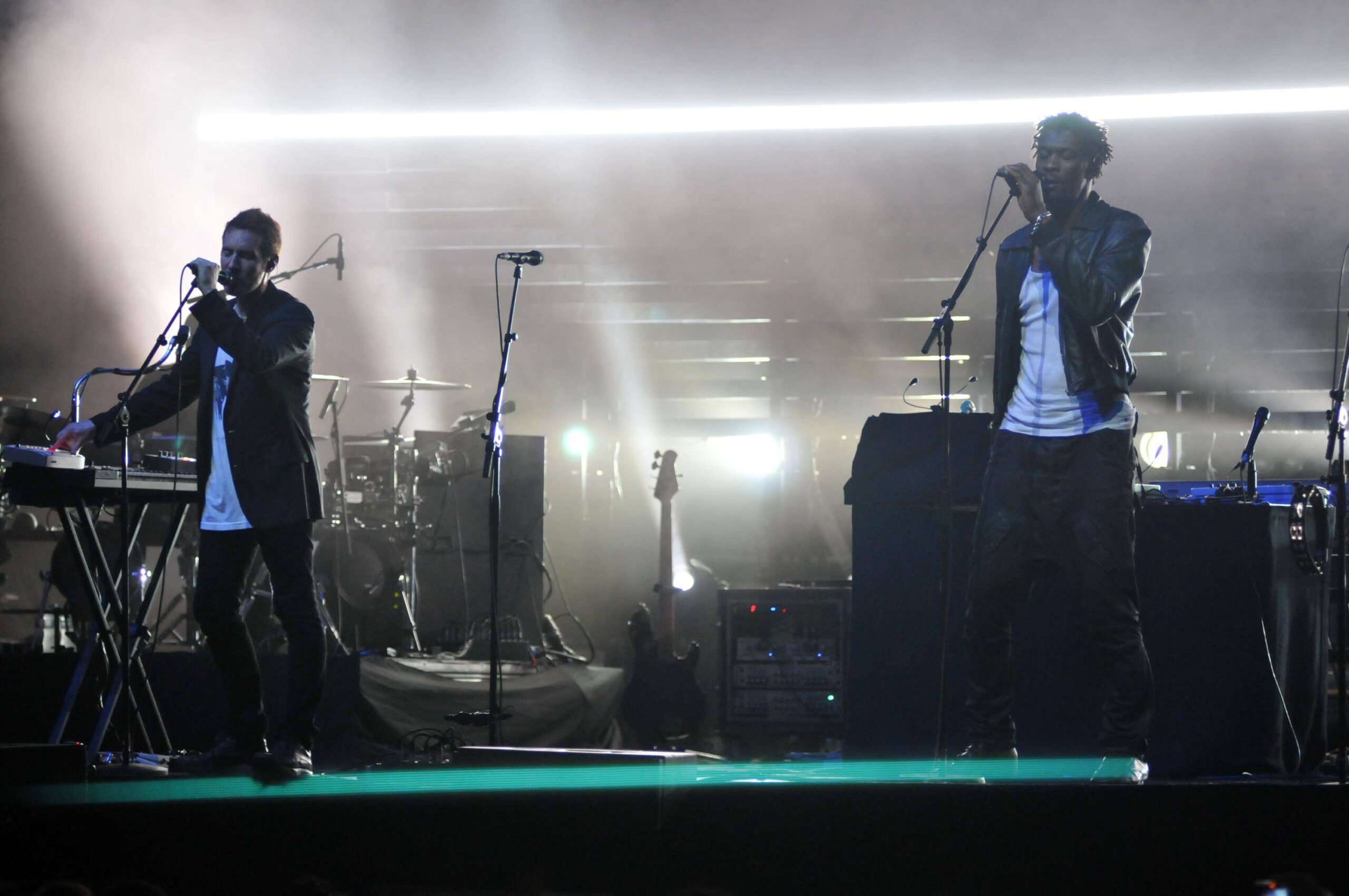 Bildnummer: 54645251  Datum: 16.11.2010  Copyright: imago/Fotoarena
Robert Del Naja (L) und Grant Daddy G Marshall von Massive Attack in der Chevrolet Hall - Belo Horizonte/Brasilien AlexandrexGuzanshe/Fotoarena(31) PUBLICATIONxNOTxINxBRA People Musik Kultur Aktion kbdig xdp 2010 quer

Bildnummer 54645251 Date 16 11 2010 Copyright Imago Photo Arena Robert Del Well l and Grant Daddy G Marshall from Massive Attack in the Chevrolet Hall Belo Horizons Brazil AlexandrexGuzanshe Photo Arena 31 PUBLICATIONxNOTxINxBRA Celebrities Music Culture Action shot Kbdig XDP 2010 horizontal