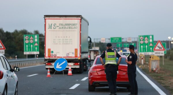 01.08.2024., Zupanja - Na autocesti A-3 Zagreb-Lipovac u smjeru granicnog prijelaza Bajakovo dogodila se prometna nesreca u kojoj je sudjelovao sluzbeni motocikl i pjesak. U prometnoj nesreci pjesak je smrtno stradao, a policijskoj sluzbenici koja je upravljala motociklom pruza se lijecnicka pomoc. Photo: Davor Javorovic/PIXSELL