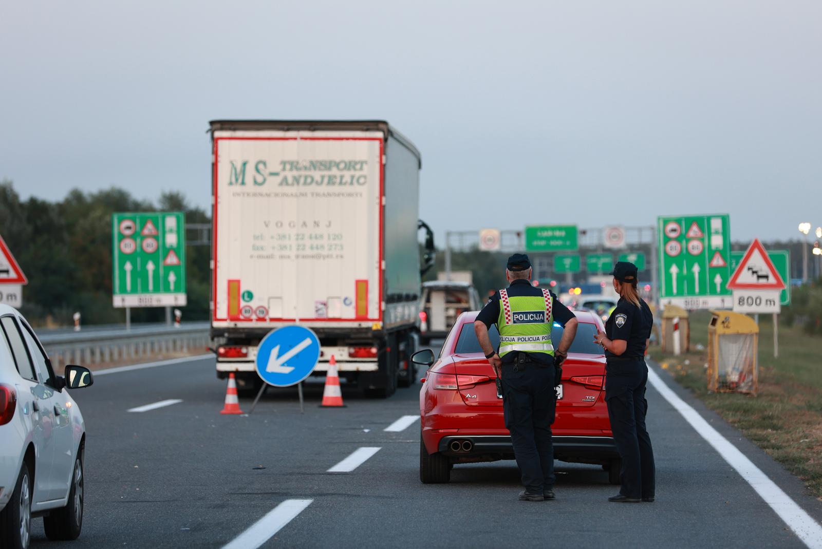 01.08.2024., Zupanja - Na autocesti A-3 Zagreb-Lipovac u smjeru granicnog prijelaza Bajakovo dogodila se prometna nesreca u kojoj je sudjelovao sluzbeni motocikl i pjesak. U prometnoj nesreci pjesak je smrtno stradao, a policijskoj sluzbenici koja je upravljala motociklom pruza se lijecnicka pomoc. Photo: Davor Javorovic/PIXSELL