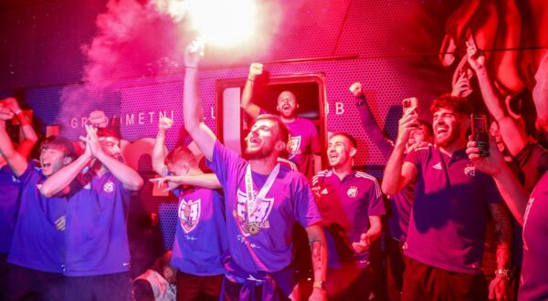 23.05.2024., Zagreb - Nakon pobjede u Rijeci i osvajanja duple krune, nogometase Dinama na stadionu docekali su navijaci.   Photo: Luka Batelic/PIXSELL