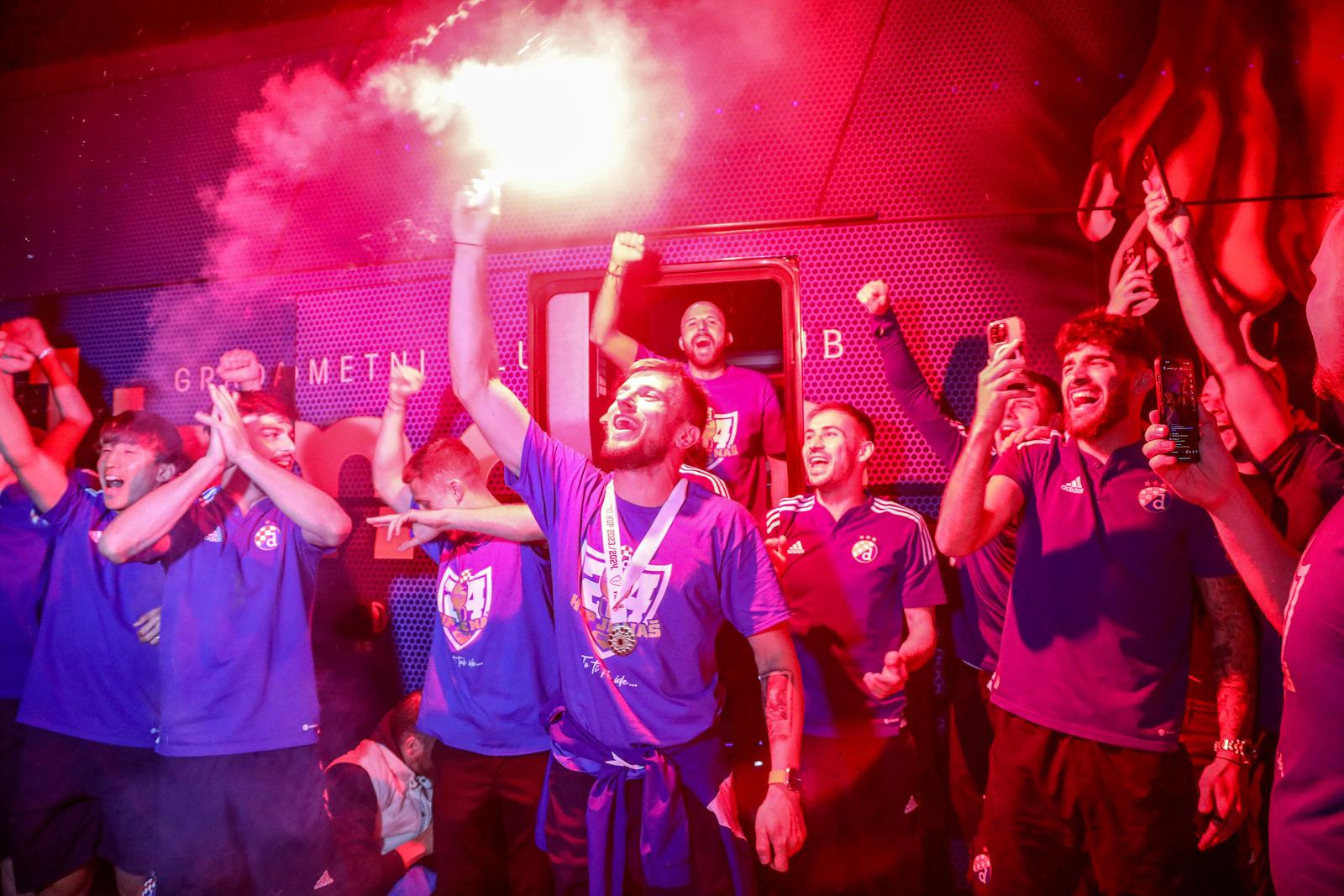 23.05.2024., Zagreb - Nakon pobjede u Rijeci i osvajanja duple krune, nogometase Dinama na stadionu docekali su navijaci.   Photo: Luka Batelic/PIXSELL