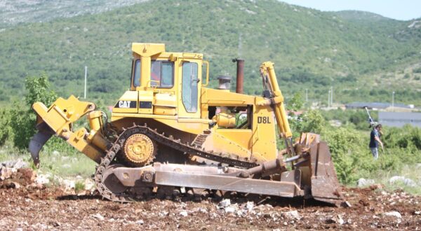 29.05.2013., Dugopolje - Na prostoru poslovne zone Podi juzno od naplatnih kucica izlaza s A1 u Dugopolju prigodnom zdravicom i konferencijom za medije zapoceli radovi na Aquaparku vrijedni oko 300 milijuna kuna. rPhoto: Ivo Cagalj/PIXSELL