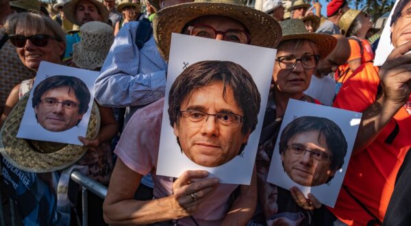 Protesters are seen displaying portraits of former president Carles Puigdemont. Just a few hours before the start of the parliamentary investiture session of the leader of the Catalan Socialist Party, Salvador Illa, and after calling his followers together in defiance of the arrest warrant issued by the Spanish justice system, the former president of the Generalitat of Catalonia, Carles Puigdemont, has appeared in Barcelona, ??giving a speech to his supporters from the stage under the Arc de Triomf monument.,Image: 897085629, License: Rights-managed, Restrictions: *** World Rights ***, Model Release: no, Credit line: SOPA Images / ddp USA / Profimedia